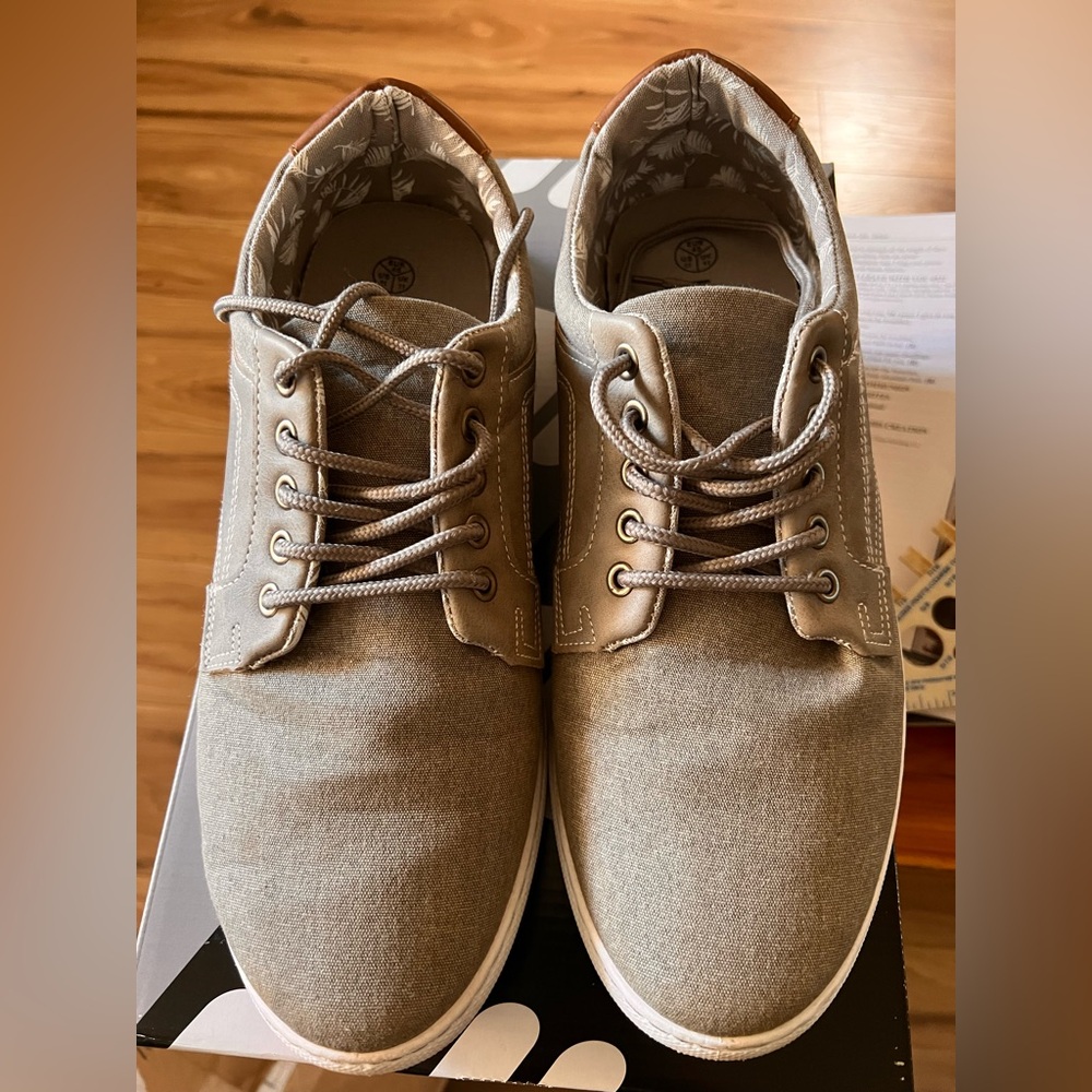 Men’s size 11 lace-up Shoes